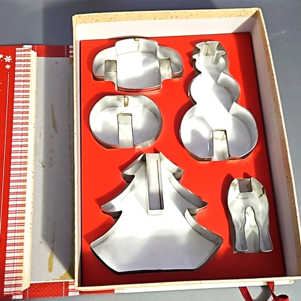 Vintage 2006 Williams Sonoma 8 pc cookie cutters Holiday Storybook Cutter Set